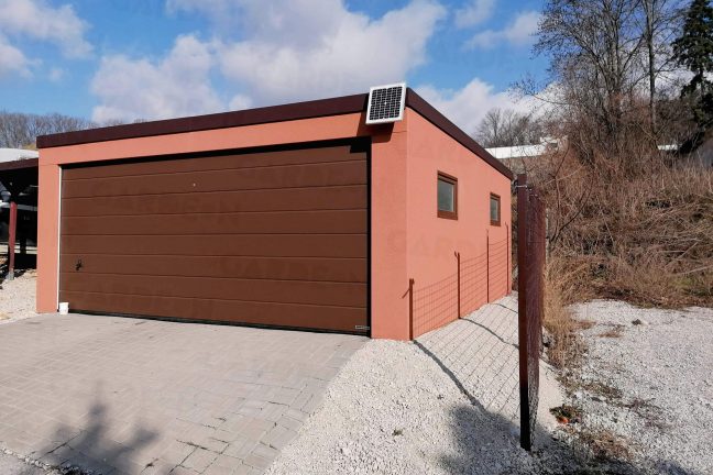 Dvojgaráž s hnedou bránou a tehlovou omietkou