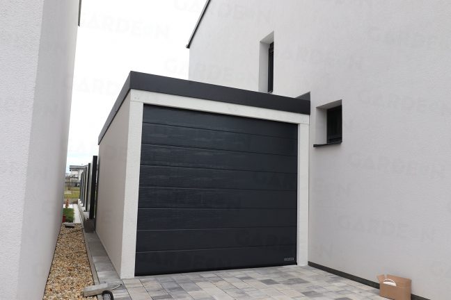 Jednogaráž v bielej omietke s rovnou strechou