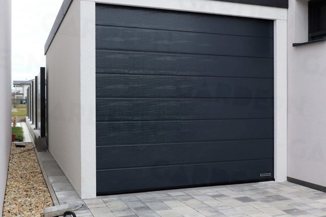 Jednogaráž v bielej omietke s antracitovou garážovou bránou