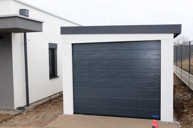 Garáž pre jedno auto pri bielom rodinnom dome