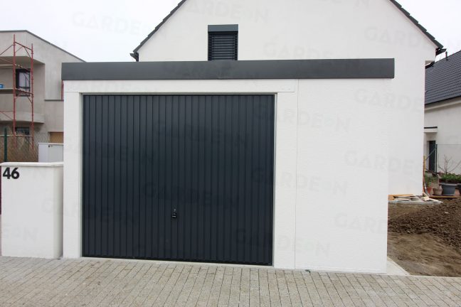 Montovaná garáž pre jedno auto s výklopnou garážovou bránou