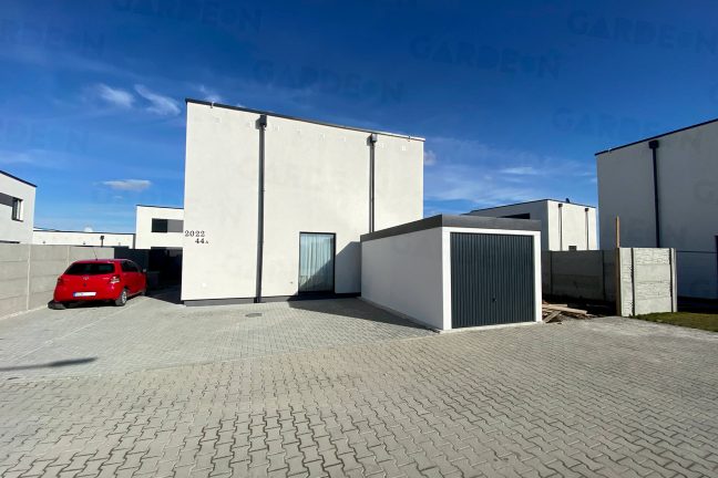 Garáž pre jedno auto pri modernom rodinnom dome