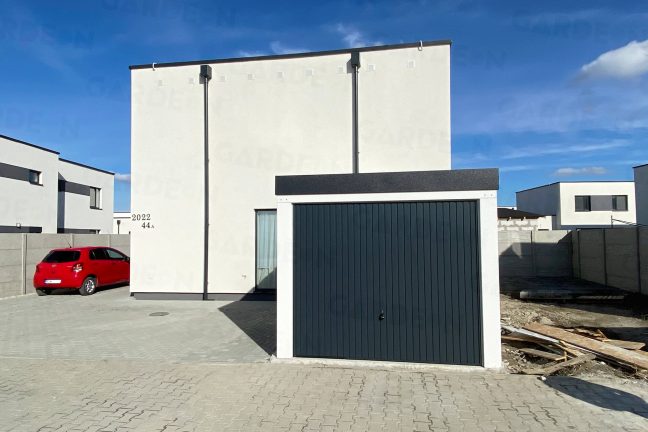 Montovaná jednogaráž s antracitovou bránou