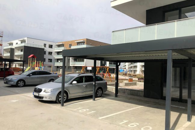 Prístrešok pre dve autá pred bytovkou