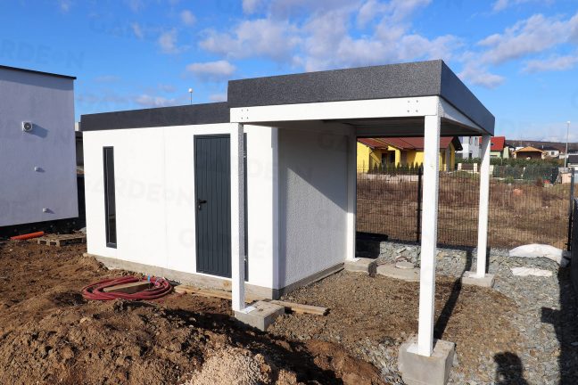 Záhradný domček s prístreškom v bielej omietke