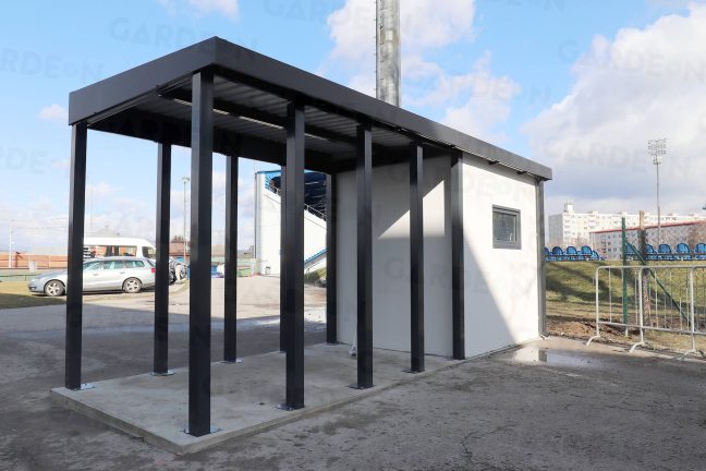 Montovaný záhradný domček s atypickým prístreškom