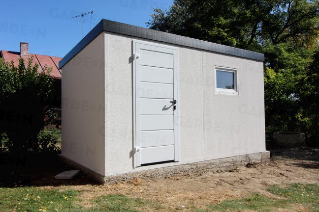 Záhradný domček s bielymi dverami a bielym oknom