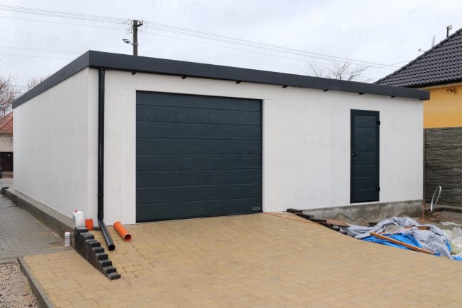 Zadná strana garáže s garážovou bránou a dverami
