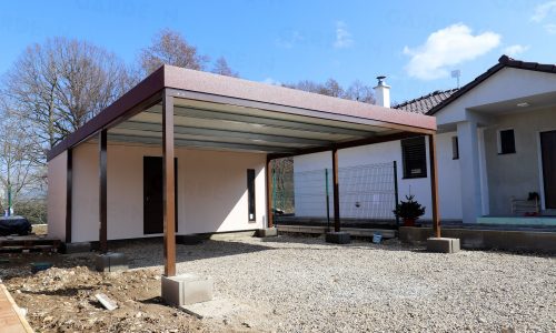 Záhradný domček s prístreškom pre dve autá