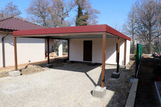 Prístrešok pre dve autá v hnedej farbe