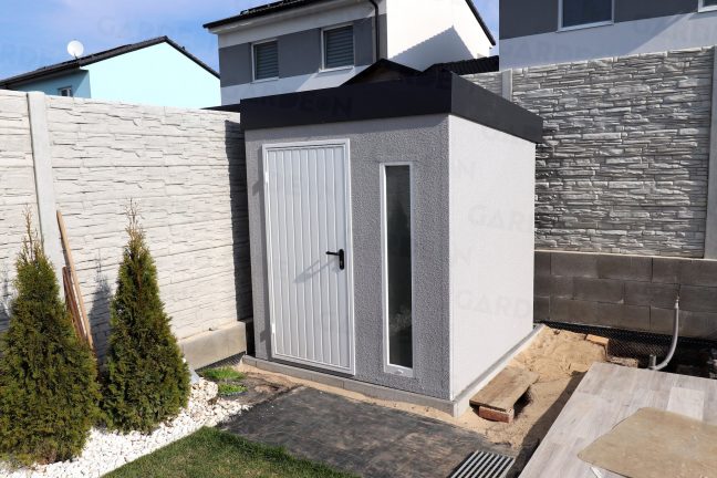 Menší záhradný domček v sivej omietke