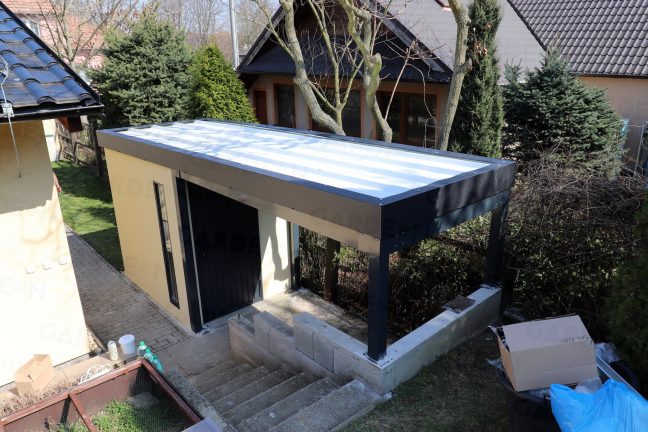 Záhradný domček s prístreškom na pravej strane