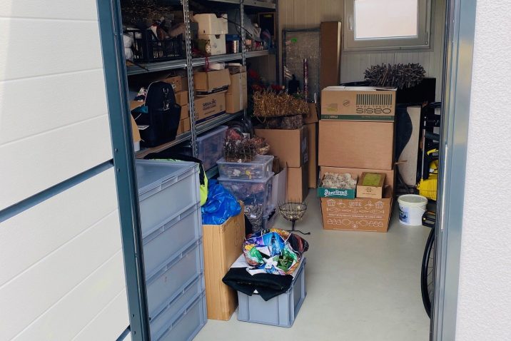 Vnútro montovaného záhradného domčeka