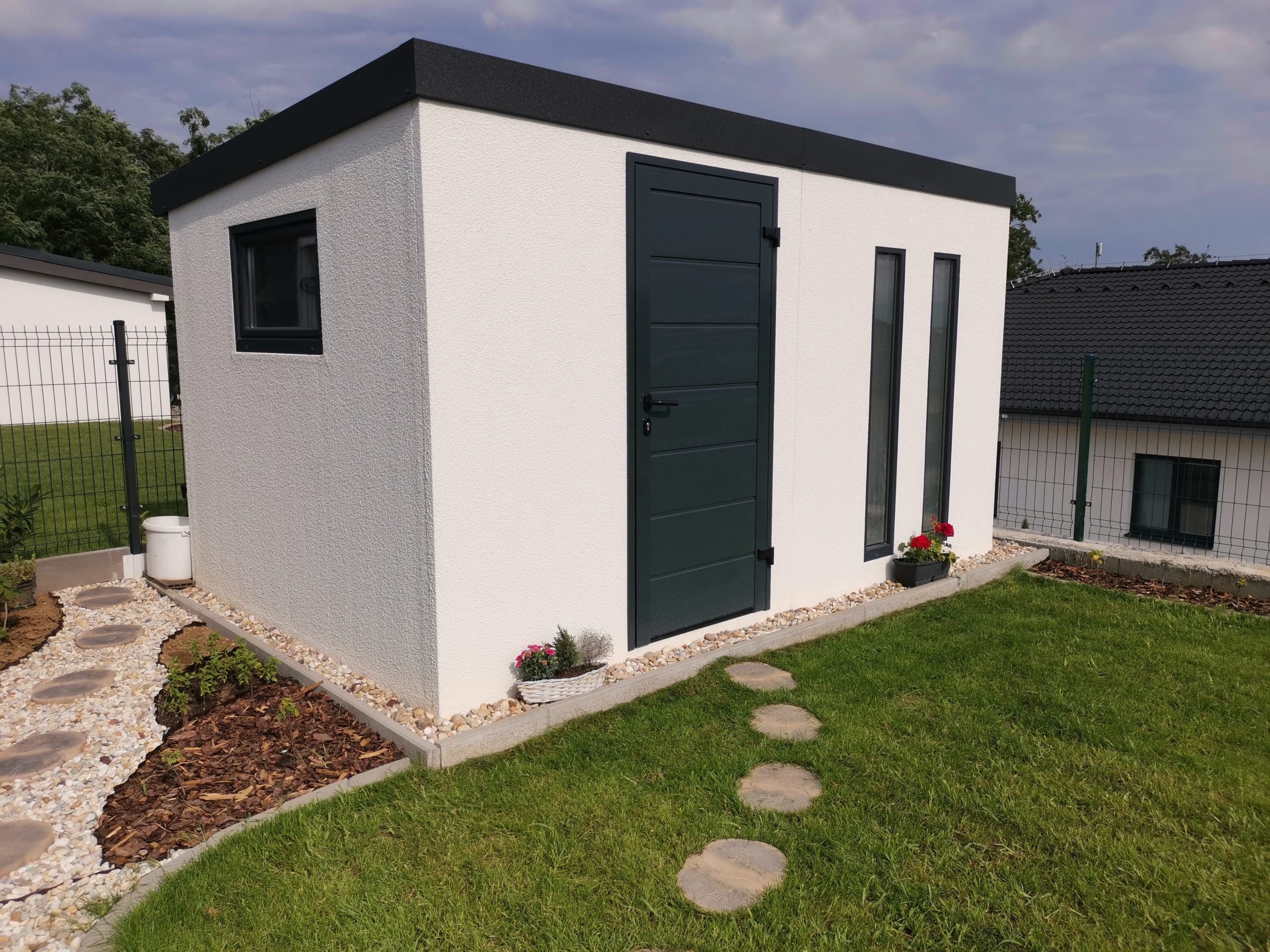 Záhradný domček s antracitovými dverami