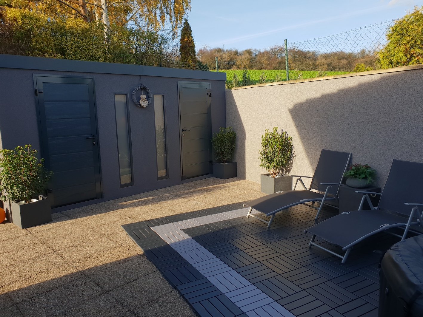 Tmavo sivý dvojitý záhradný domček