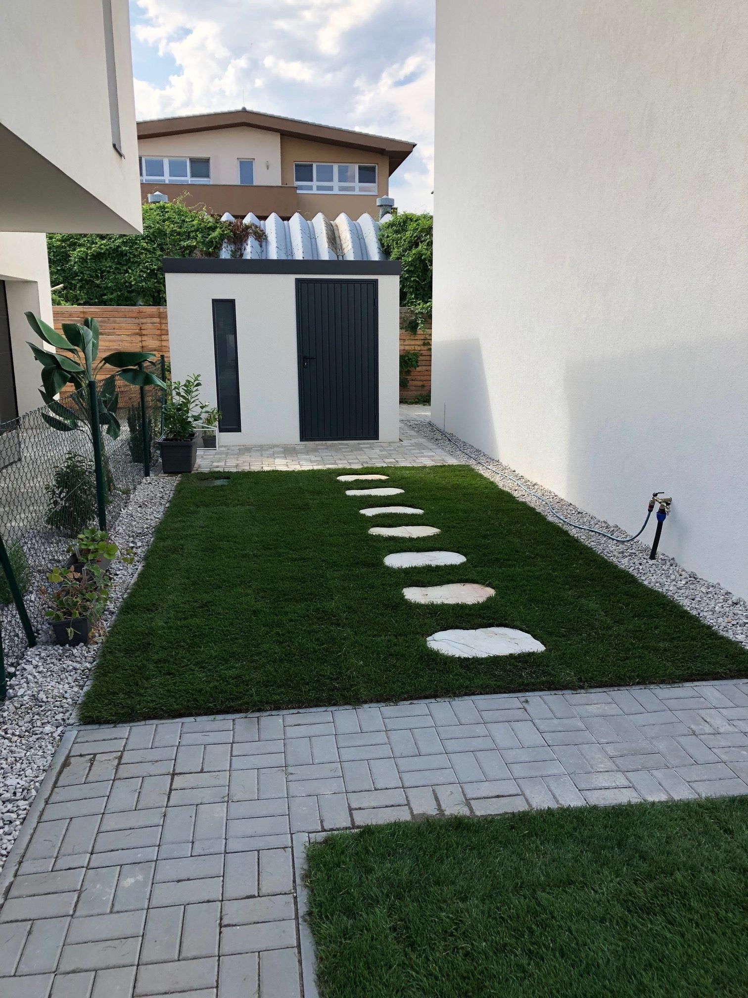 Bielo sivý záhradný domček