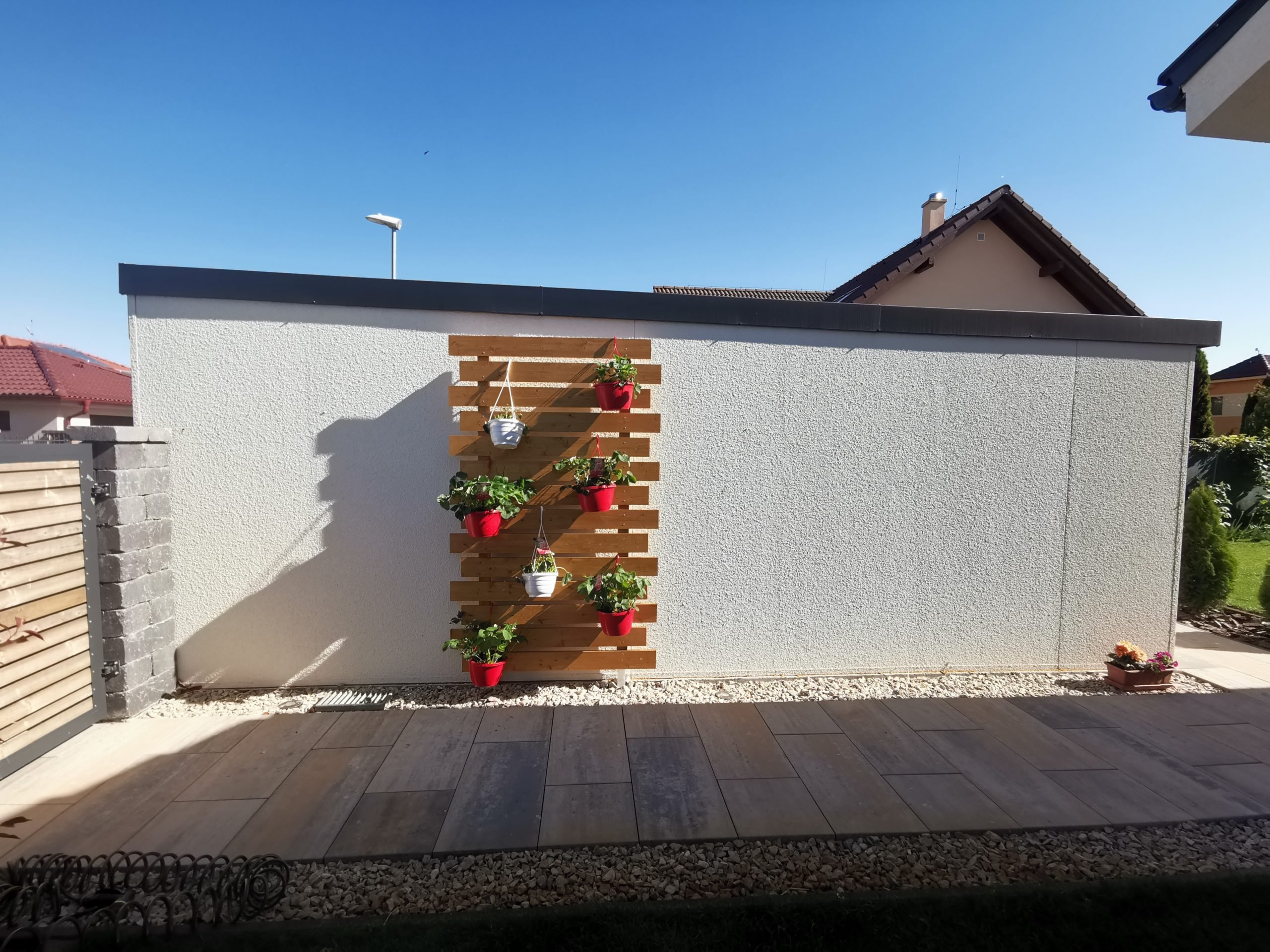 Garáž s drevenou dekoráciou