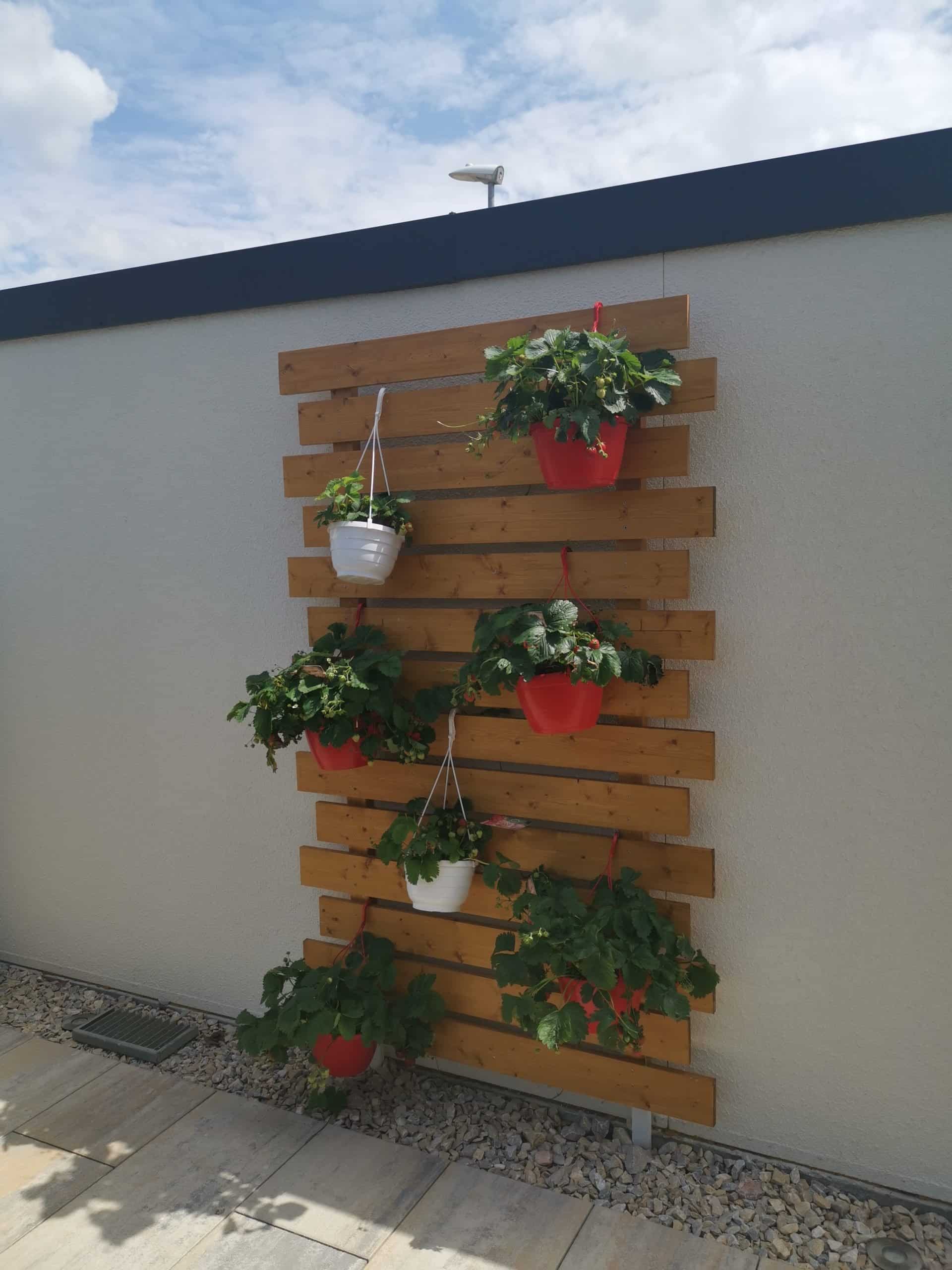 Drevená dekorácia na garáž