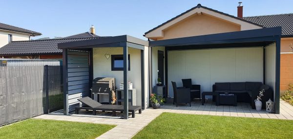 Záhradný domček s dvomi prístreškami a montovaná garáž pri Žiline