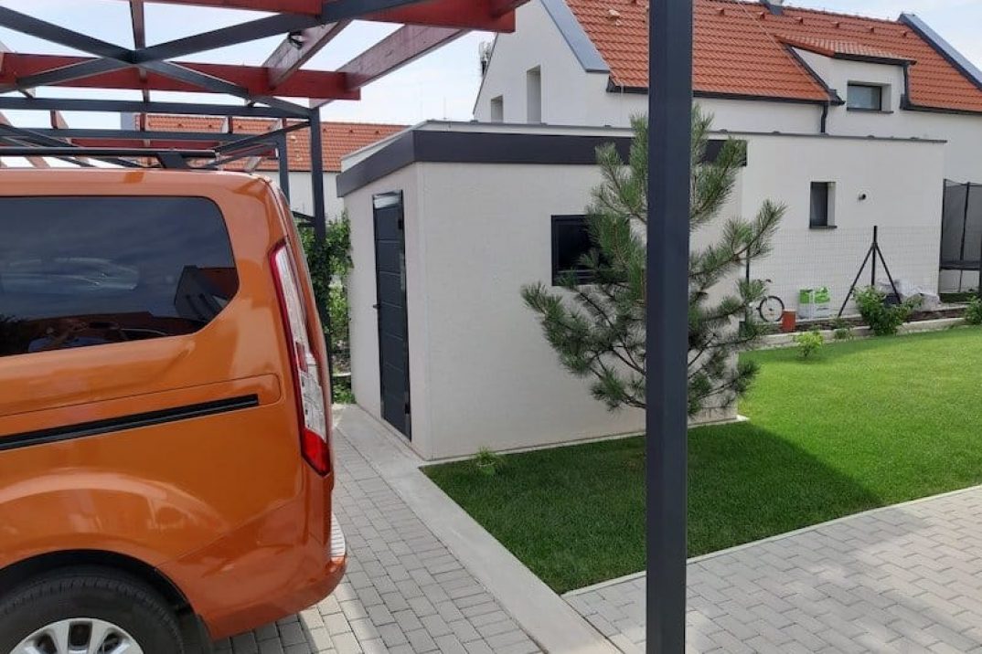 Záhradný domček na parkovisku pre auto
