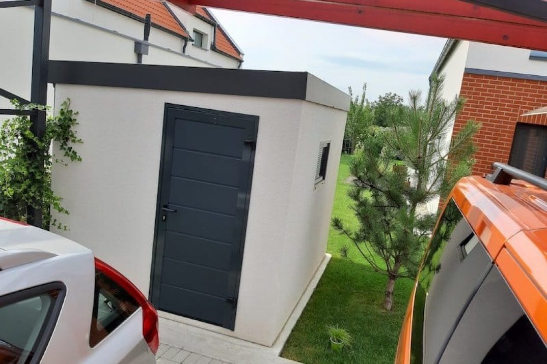 Záhradný domček v bielej omietke