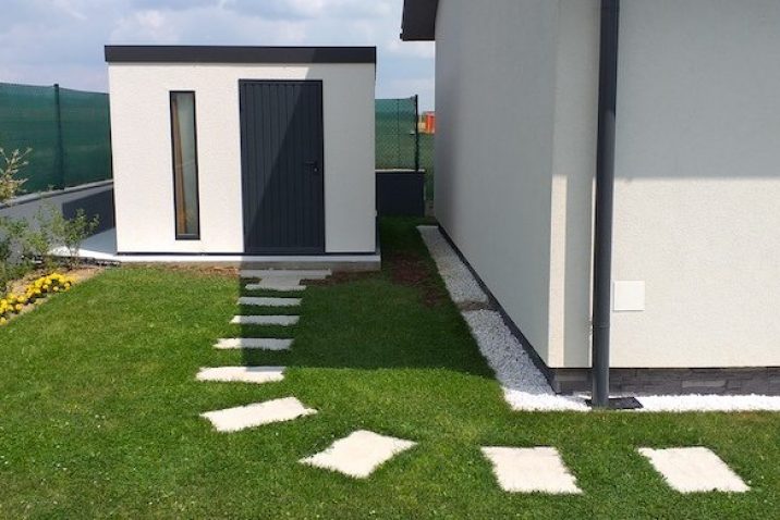 Záhradný domček pri rodinnom dome