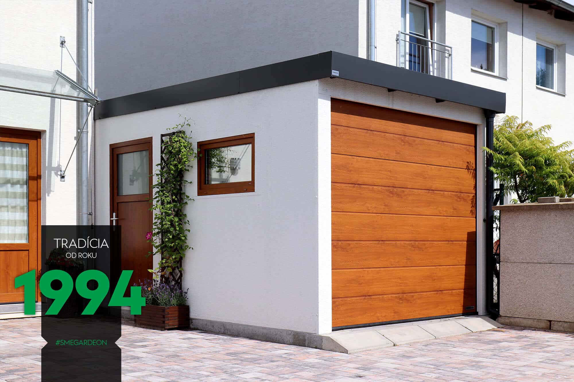 Montovaná garáž s hnedou garážovou bránou