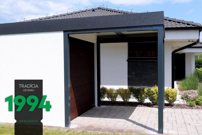 Garáž pre jedno auto s prístreškom na prednej strane