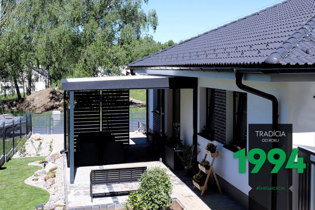 Antracitová pergola pri rodinnom dome