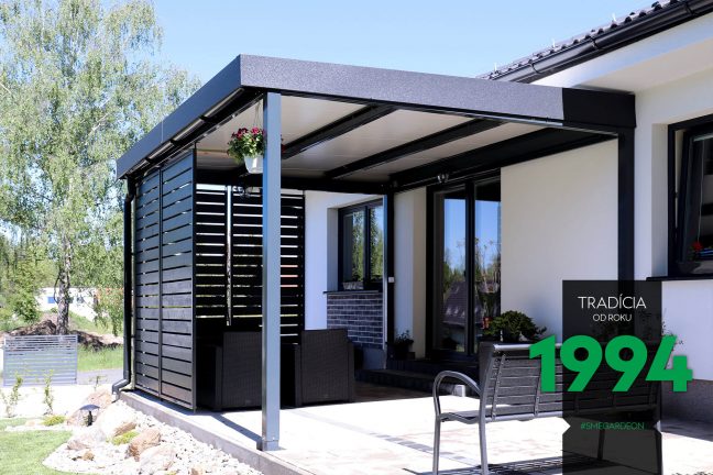 Montovaná pergola GARDEON pri rodinnom dome