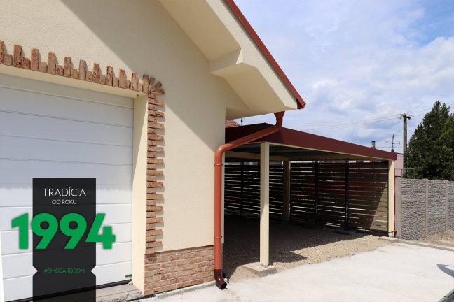 Montovaný prístrešok pri rodinnom dome