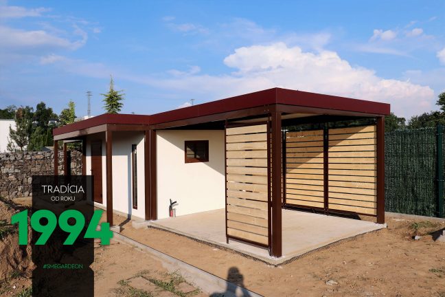 Záhradný domček s prestrešením v hnedej farbe