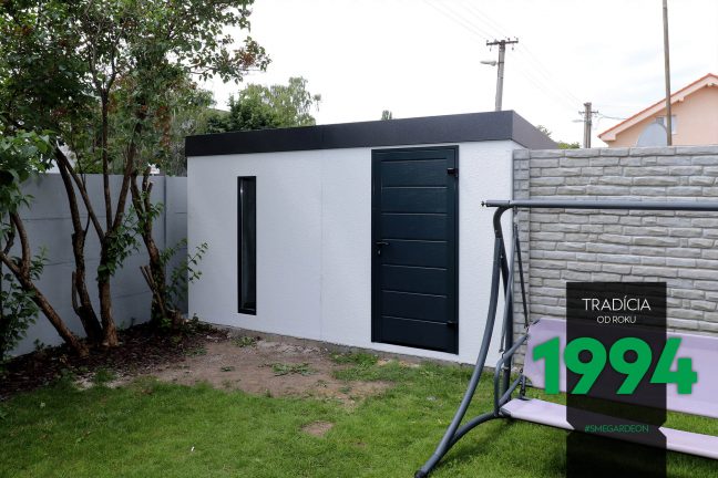 Záhradný domček s antracitovým svetlíkom