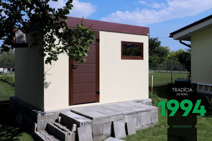 Záhradný domček s hnedou atikou