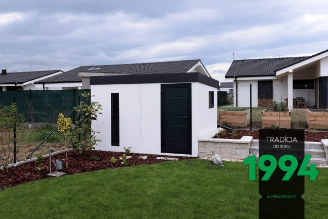 Záhradný domček v bielej omietke