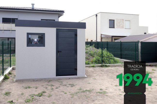 Sivý záhradný domček s rovnou strechou