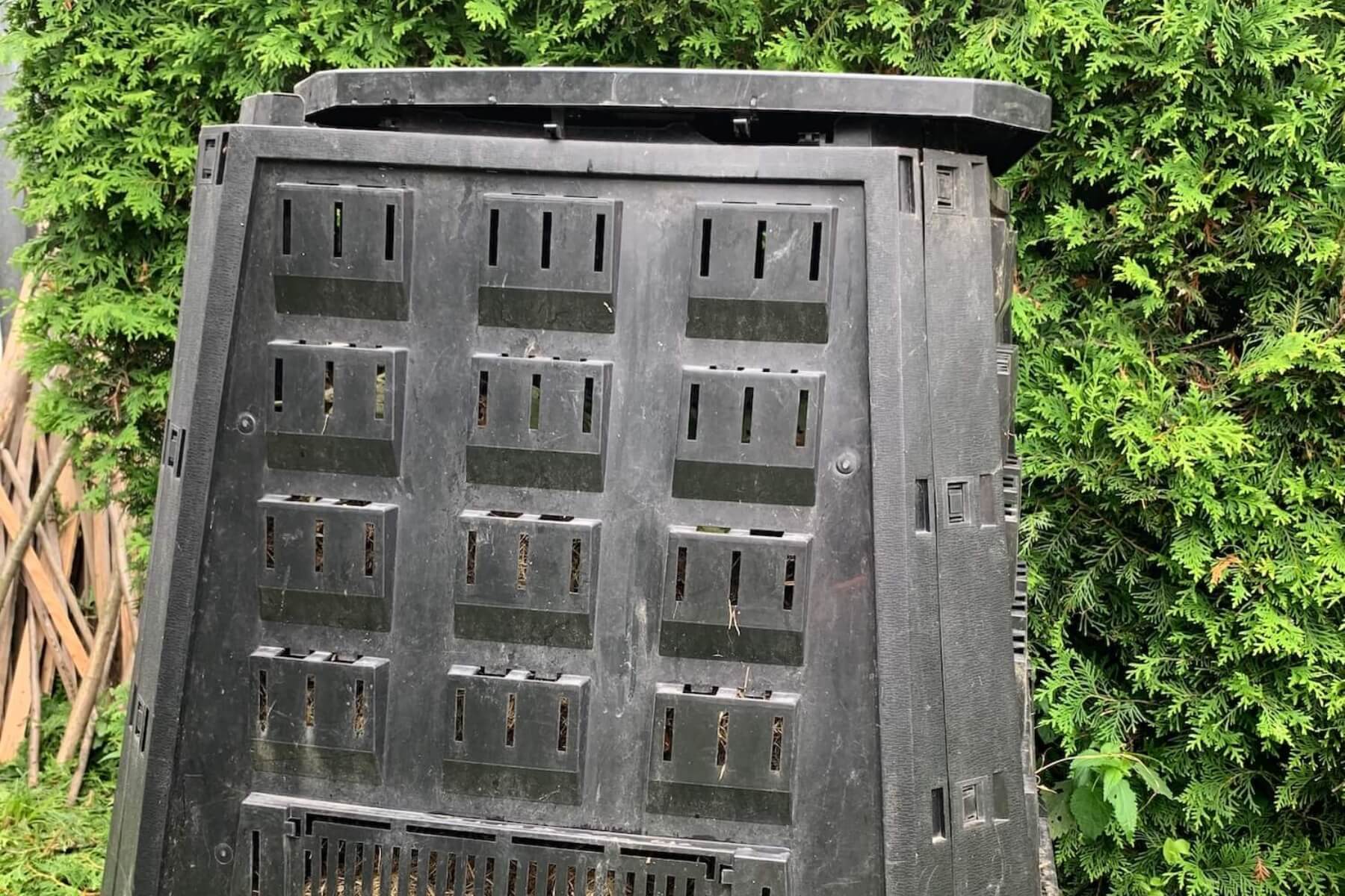 Kompost v z&aacute;hrade.