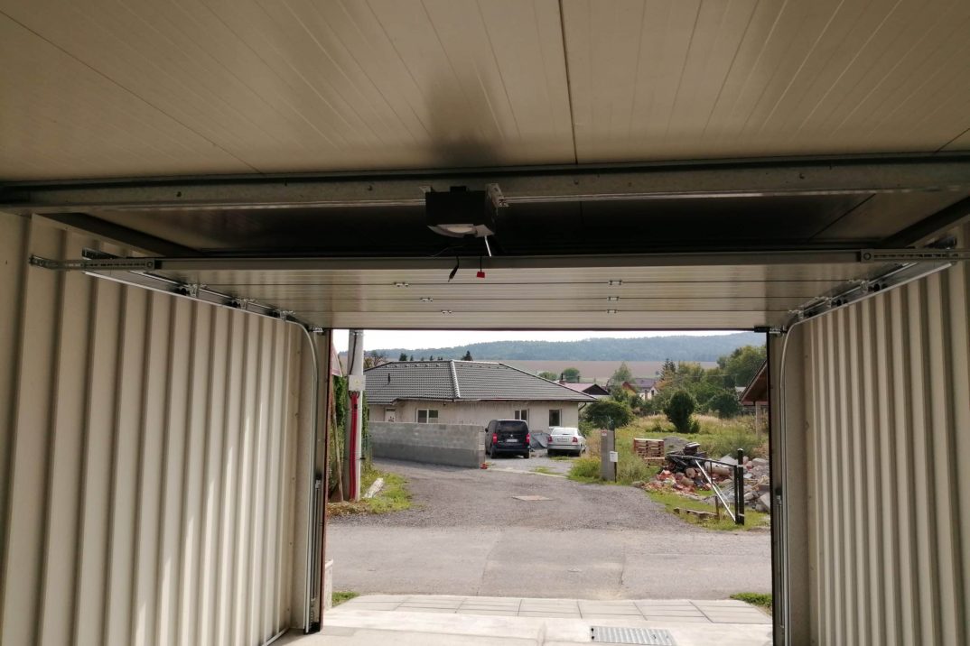 Výhľad na cestu z garáže