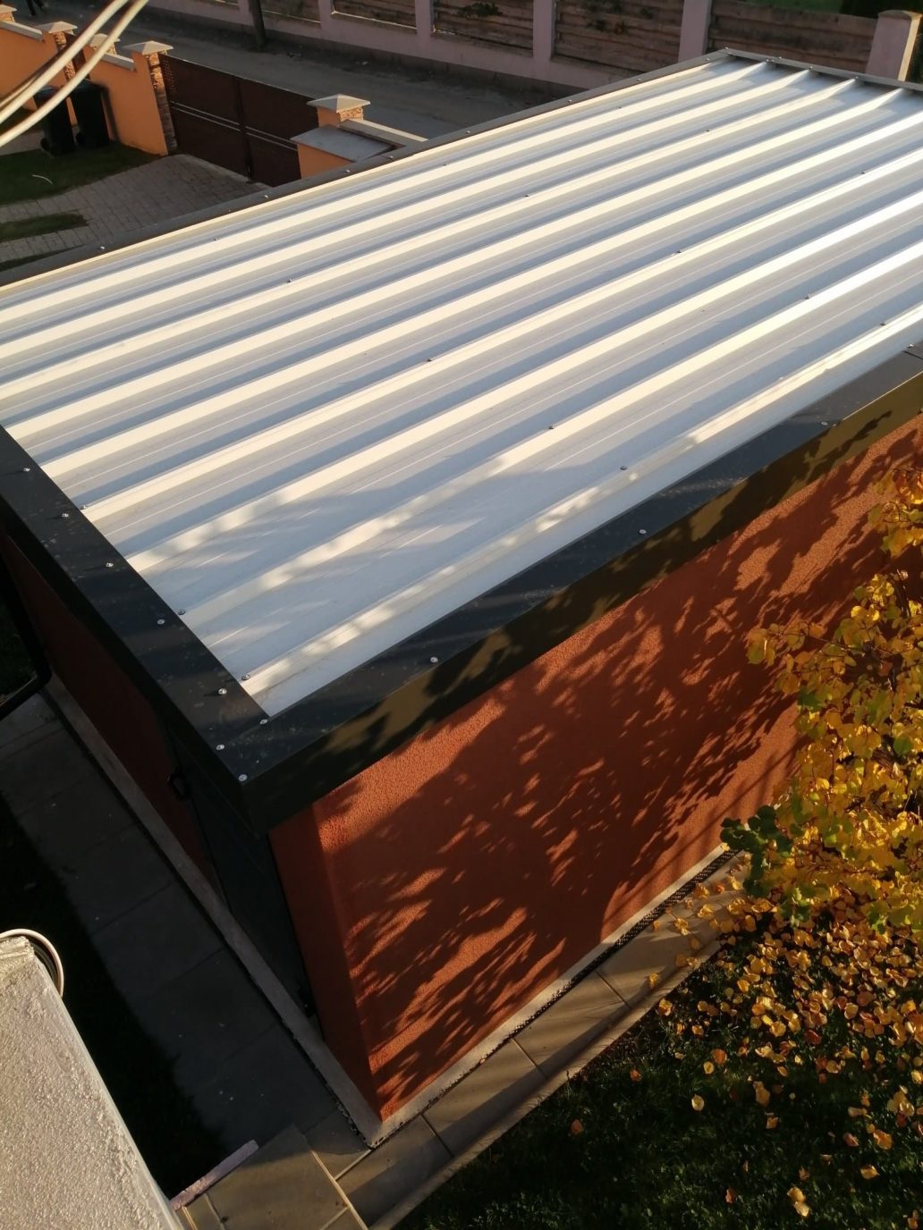 Biela estrecha s tmavou atikou