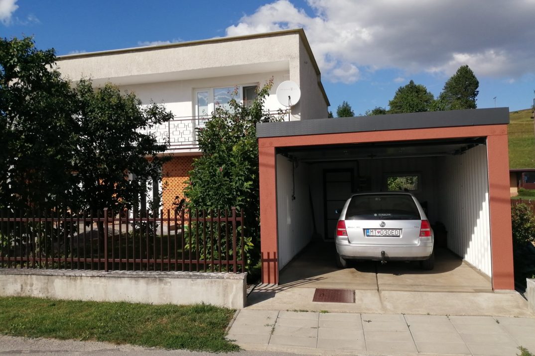 Auto v otvorenej garáži