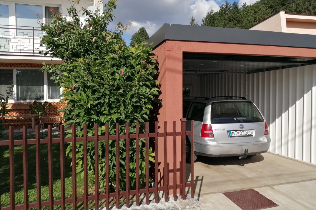 Auto v otvorenej garáži z ľavej strany