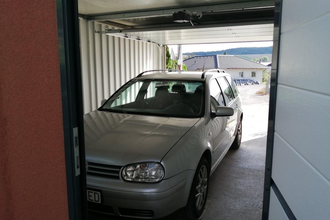 Auto v otvorenej garáži z pohľadu zadných dverí