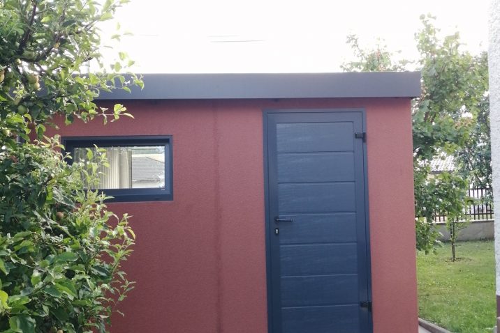 Garáž zo zadu s dverami a okienkom
