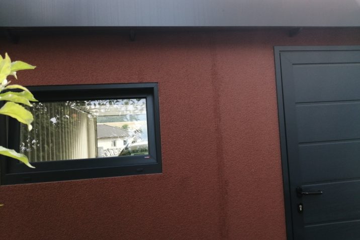 Dvere a okienko garáže