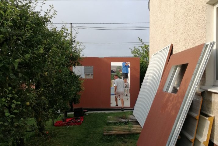 Steny garáže opreté o dom