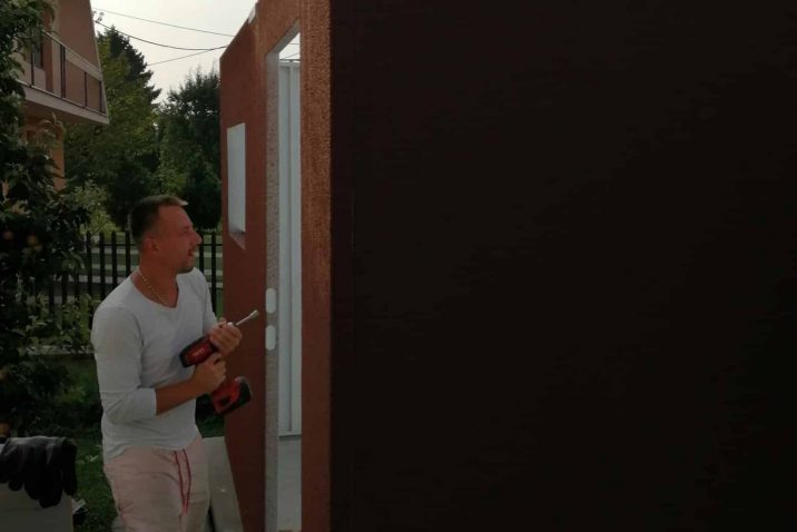 Montážnik s vŕtačkou