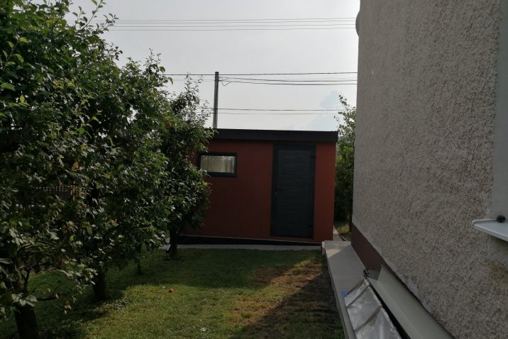 Hotová garáž zo zadnej strany