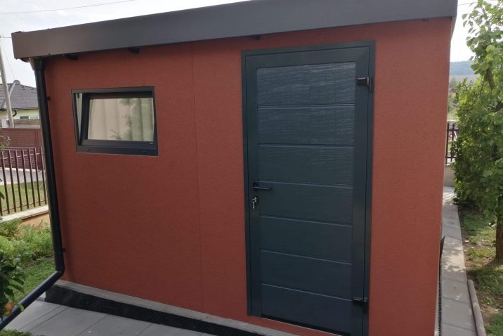 Bližší pohľad na garáž zo zadnej strany