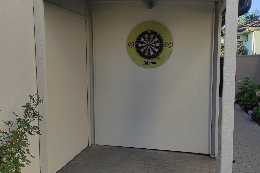 Prístrešok záhradného domčeka v bielej omietke