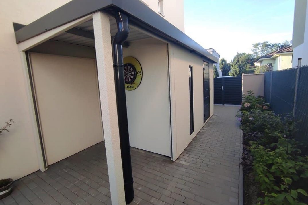 Záhradný domček s prístreškom opretý o rodinný dom